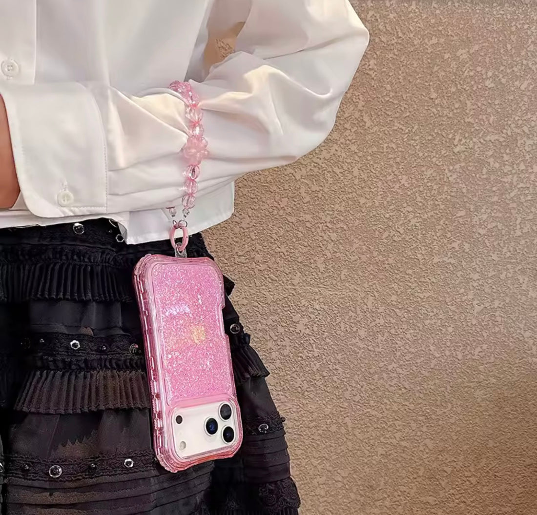 Cover Glitter con Pulsera de Perlas para iPhone – Brillo & Protección
